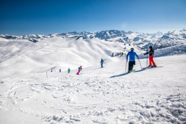 Hoch Ybrig, İsviçre - 24 Mart 2018 - güzel kış manzarası. İnsanlar Hoch Ybrig kayak kayak resort, İsviçre, Europe. 