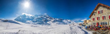 Bernina Pass, İsviçre - Februar 24, 2018 - Restoran Bernina masive Bernina geçişi, İsviçre, Avrupa ile. 