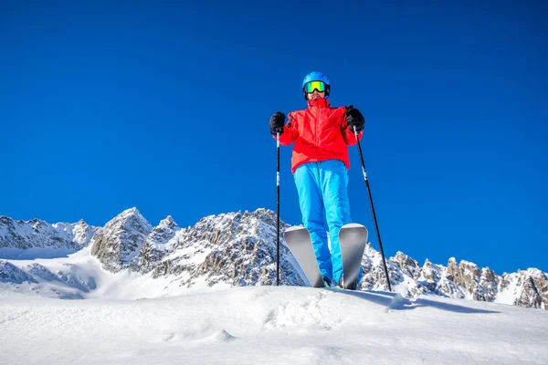 Νέοι Ευτυχισμένη Σκιέρ Έτοιμο Για Σκι Στην Κορυφή Στις Άλπεις — Φωτογραφία Αρχείου