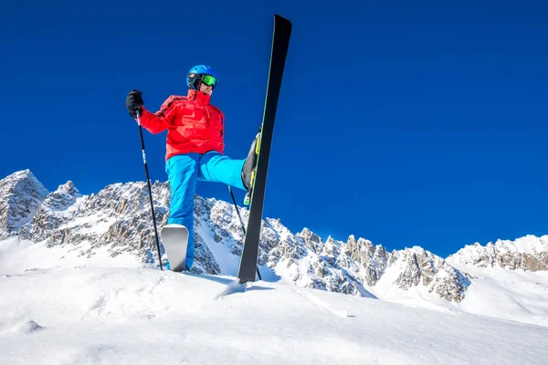 Genç Mutlu Kayakçı Üst Kısmında Alps Kayak Için Hazır — Stok fotoğraf