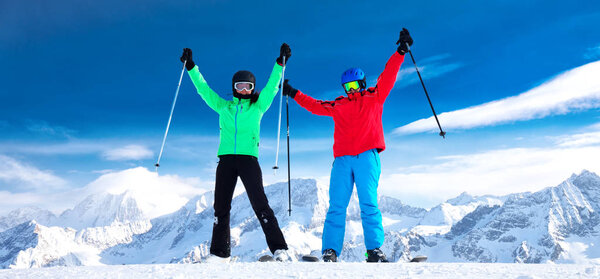 Молодая счастливая пара наслаждается потрясающим видом на Альпы, Европа
. 