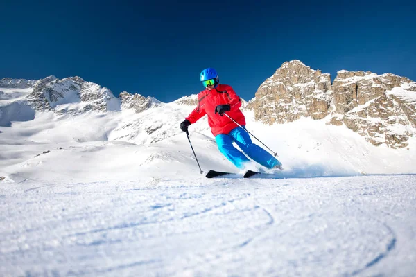 Homme Skiant Sur Piste Préparée Avec Neige Fraîche Poudre — Photo