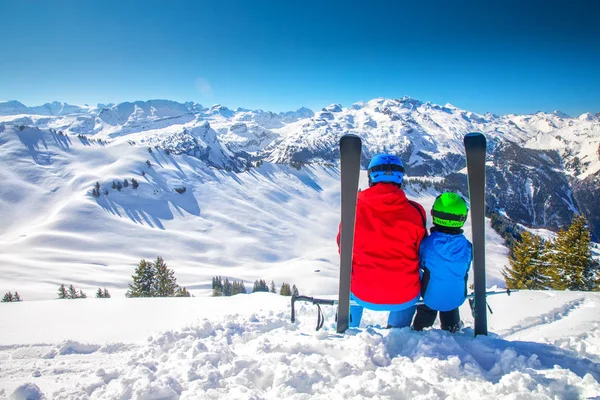 Otec Synem Lyžování Pokochat Výhledem Švýcarské Alpy Hoch Ybrig Švýcarsko — Stock fotografie
