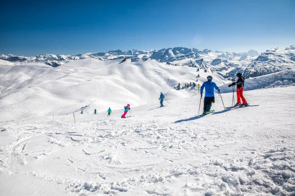 Hoch Ybrig Ελβετία Μαρτίου 2018 Πανέμορφο Τοπίο Χειμώνα Άνθρωποι Σκι — Φωτογραφία Αρχείου
