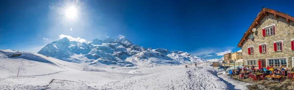 Bernina Pass Suiza Febrero 2018 Restaurante Con Bernina Masive Bernina —  Fotos de Stock