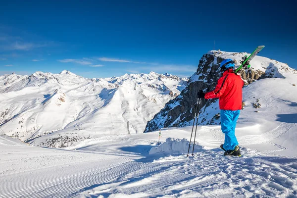 Joven Esquiador Feliz Sentado Cima Las Montañas Disfrutando Vista Los Fotos De Stock