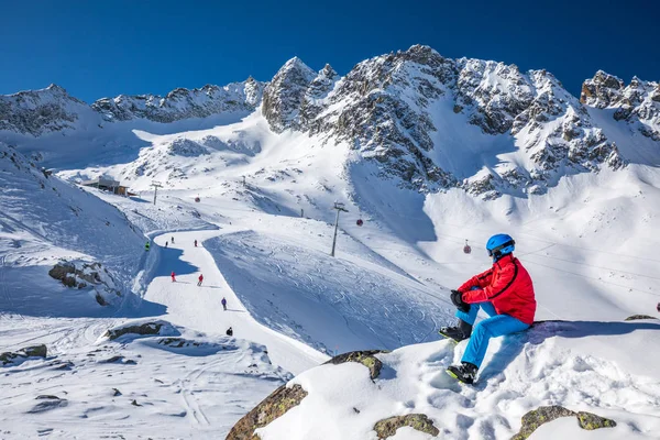 Joven Esquiador Feliz Sentado Cima Las Montañas Disfrutando Vista Los Imagen De Stock