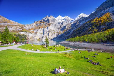 Oeschinensee, İsviçre - Ekim 2017 - tourquise Oeschinnensee şelaleler, ahşap dağ evi ve İsviçre Alpleri, nın Oberland, İsviçre ile şaşırtıcı.