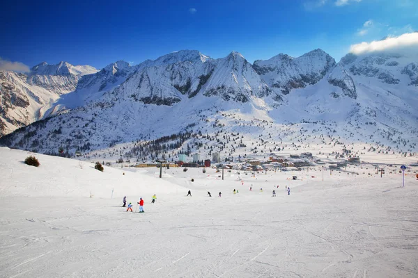 Impresionante Panorama Invernal Estación Esquí Tonale Vista Adamello Montañas Presanella —  Fotos de Stock