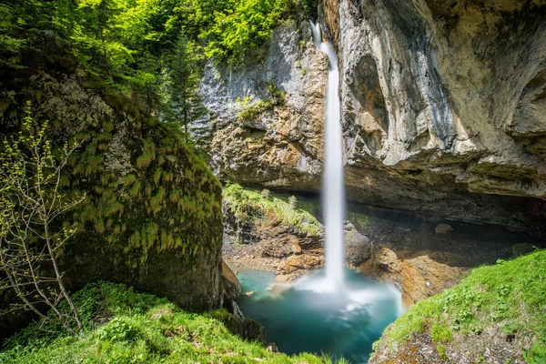 Потрясающий Водопад Швейцарии Рядом Клаузенпассом Кантон Гларус Швейцария Европа — стоковое фото
