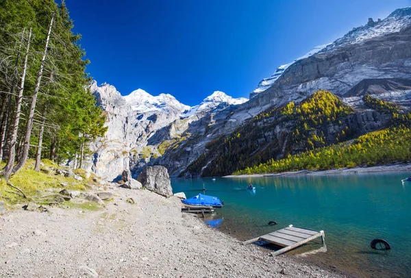 Traumhafte Tourquise Oeschinnensee Mit Wasserfällen Und Schweizer Alpen Berner Oberland — Stockfoto