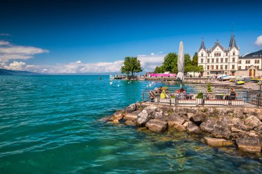Arka plan, İsviçre, Avrupa'nın İsviçre Alpleri ile Montreux yakınındaki Vevey şehirdeki Vevey, İsviçre - 31 Mayıs 2018 - Park. 