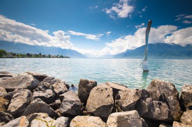 Vevey, İsviçre - 31 Mayıs 2018 - sahil mesire Montreux arka plan, İsviçre, Avrupa'nın İsviçre Alpleri ile yakınındaki Vevey şehirdeki. 