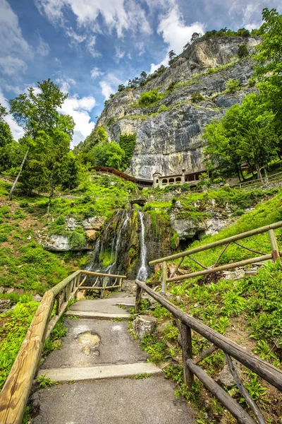 St. Beatus Lake Thun Interlaken, Canton Bern, İsviçre, Europe yakınındaki mağarada. 