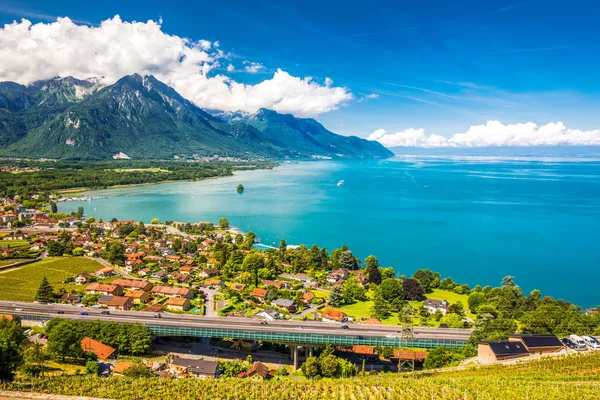 维伦纽夫城市全景与瑞士阿尔卑斯 日内瓦湖和葡萄园在 Lavaux 小行政区沃州 — 图库照片