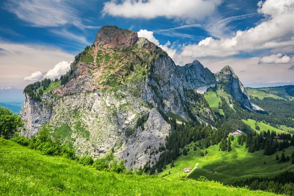 Festői Kilátással Grosser Mythen Mountain Zöld Rétek Ibergeregg Svájc — Stock Fotó