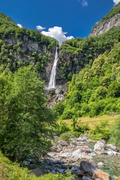 Malebný Pohled Vesnici Foroglio Vodopád Kantonu Ticino Bavona Zhotovena Údolí — Stock fotografie