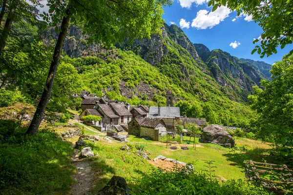 Foroglio Köyü ile tipik taş evler, Bavona Vadisi, Ticino, İsviçre