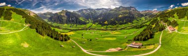 Karaağaç Köyü ve İsviçre dağ - Piz Segnas, Piz Sardona, Laaxer Stockli Ampachli,: Glarus, Switzerland, Avrupa'dan havadan görünümü. 
