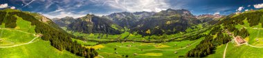Karaağaç Köyü ve İsviçre dağ - Piz Segnas, Piz Sardona, Laaxer Stockli Ampachli,: Glarus, Switzerland, Avrupa'dan havadan görünümü. 