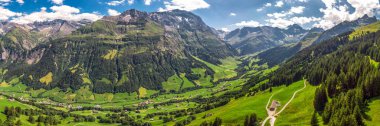 Karaağaç Köyü ve İsviçre dağ - Piz Segnas, Piz Sardona, Laaxer Stockli Ampachli,: Glarus, Switzerland, Avrupa'dan havadan görünümü. 