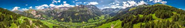 Karaağaç Köyü ve İsviçre dağ - Piz Segnas, Piz Sardona, Laaxer Stockli Ampachli,: Glarus, Switzerland, Avrupa'dan havadan görünümü. 