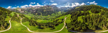 Karaağaç Köyü ve İsviçre dağ - Piz Segnas, Piz Sardona, Laaxer Stockli Ampachli,: Glarus, Switzerland, Avrupa'dan havadan görünümü. 