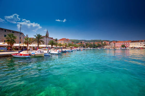 Supetar, Hırvatistan - 6 Ağustos 2018 - liman Supetar, Brac, Hırvatistan. 