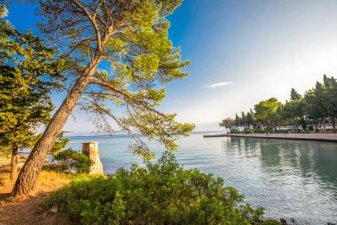 Çakıl Plajı Brac Adası ile turkuaz açık okyanus su, Supetar, Brac, Hırvatistan.