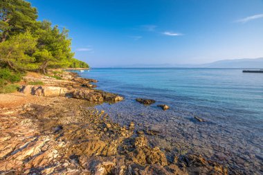 Çakıl Plajı Brac Adası ile turkuaz açık okyanus su, Supetar, Brac, Hırvatistan.