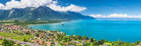 蒙特勒城市与瑞士阿尔卑斯山 日内瓦湖和葡萄园在 Lavaux 地区的全景 Vaud — 图库照片