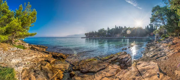 克罗地亚布拉克 布拉克岛上的鹅卵石海滩 有松树和绿松石清澈的海水 — 图库照片