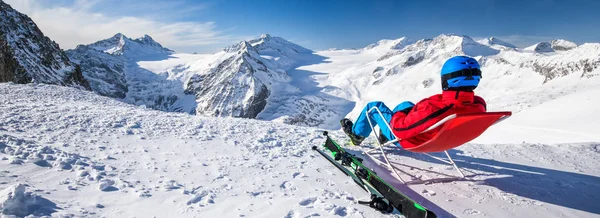 Giovane Felice Attraente Sciatore Seduto Sulla Cima Delle Montagne Godendo — Foto Stock