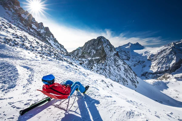 Νέοι Ευτυχισμένη Ελκυστική Σκιέρ Που Κάθεται Στην Κορυφή Βουνών Απολαμβάνοντας — Φωτογραφία Αρχείου