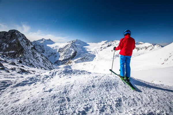 年轻快乐有吸引力的滑雪者在山顶上享受从普雷塞纳冰川 Tonale 意大利的意见 — 图库照片