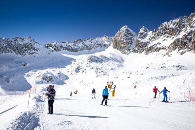 Tonale, İtalya - 20 Ocak 2018 - çarpıcı kış panorama Tonale kayak merkezinde. Adamelo Buzulu, Italia, Avrupa'dan İtalyan Alpleri görünümünü.