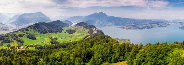 欧洲布尔根斯托克附近的瑞士阿尔卑斯山 可欣赏到 Vierwaldstattersee Pilatus 山的景色 — 图库照片