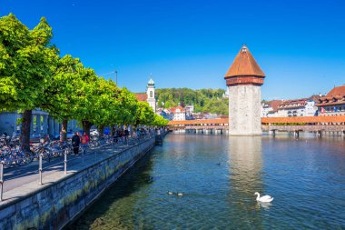 Luzern, İsviçre - 5 Mayıs 2016 - tarihi kent merkezi, Lucerne ile ünlü Şapel Köprüsü ve Dört Kanton Gölü (Vierwaldstattersee), Canton, Lucerne, İsviçre
