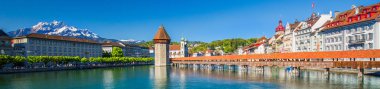 Tarihi kent merkezi, Lucerne ile ünlü Şapel Köprüsü ve Dört Kanton Gölü (Vierwaldstattersee), Canton, Lucerne, İsviçre