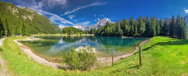 İsviçre Alpleri ile Arnisee. Canton Uri, İsviçre, Avrupa içinde bir rezervuar Arnisee olduğunu. 