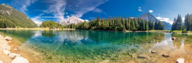İsviçre Alpleri ile Arnisee. Canton Uri, İsviçre, Avrupa içinde bir rezervuar Arnisee olduğunu. 