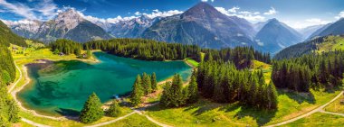 İsviçre Alpleri ile Arnisee. Canton Uri, İsviçre, Avrupa içinde bir rezervuar Arnisee olduğunu. 