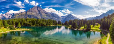 İsviçre Alpleri ile Arnisee. Canton Uri, İsviçre, Avrupa içinde bir rezervuar Arnisee olduğunu. 