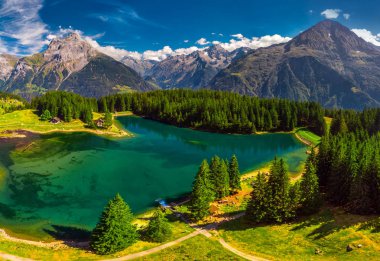 İsviçre Alpleri ile Arnisee. Canton Uri, İsviçre, Avrupa içinde bir rezervuar Arnisee olduğunu. 
