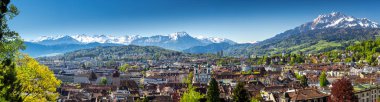 Tarihi kent merkezi, Lucerne ile ünlü Şapel Köprüsü ve Dört Kanton Gölü (Vierwaldstattersee), Luzern, İsviçre.