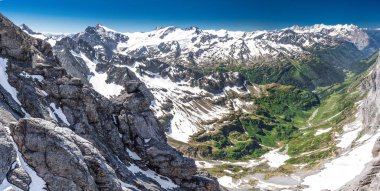 Titlis ski resort, İsviçre, Avrupa'nın İsviçre Alpleri görünümünü. 