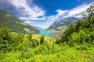 İsviçre Alpleri ile Lungernersee. Lungernersee: Obwalden, Switzerland, Avrupa'nın doğal bir göldür. 