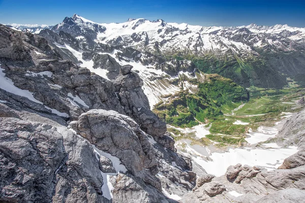 从瑞士 欧洲的铁力士滑雪场可以欣赏到瑞士阿尔卑斯山的景色 — 图库照片