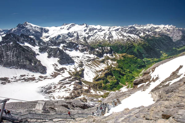 从瑞士 欧洲的铁力士滑雪场可以欣赏到瑞士阿尔卑斯山的景色 — 图库照片