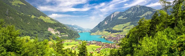 与瑞士阿尔卑斯山的午餐 在瑞士奥布瓦登 欧洲是一个天然湖泊 — 图库照片